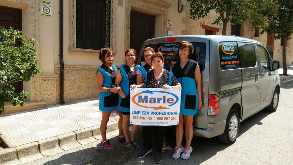 Equipo de MARLE junto a un vehiculo corporativo